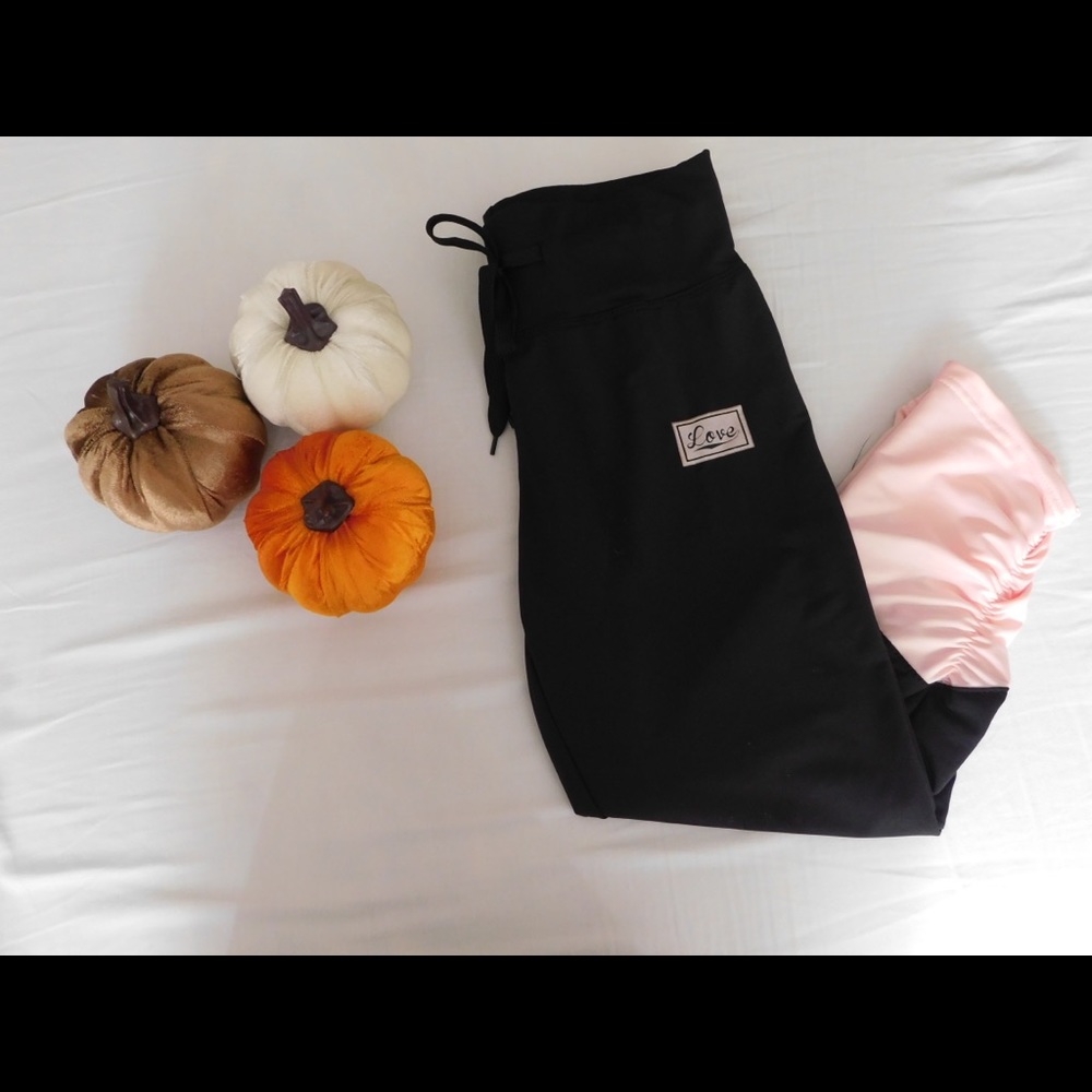 Black and pink work out leggings